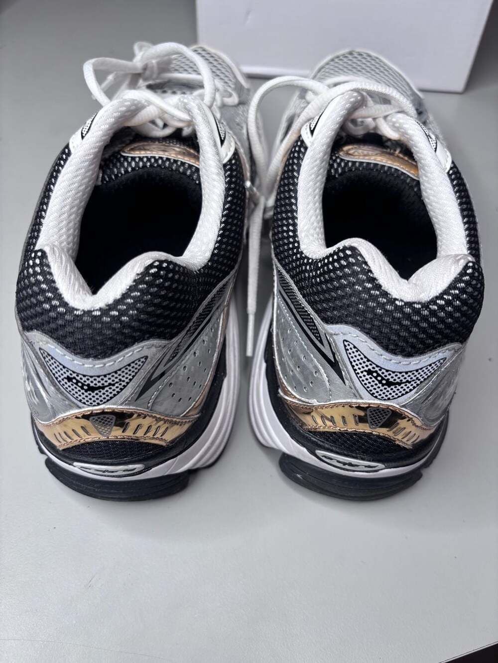 Saucony ProGrid Omni 9 Running Sneakers in Silver and Gold size13 - Picture 3 of 4